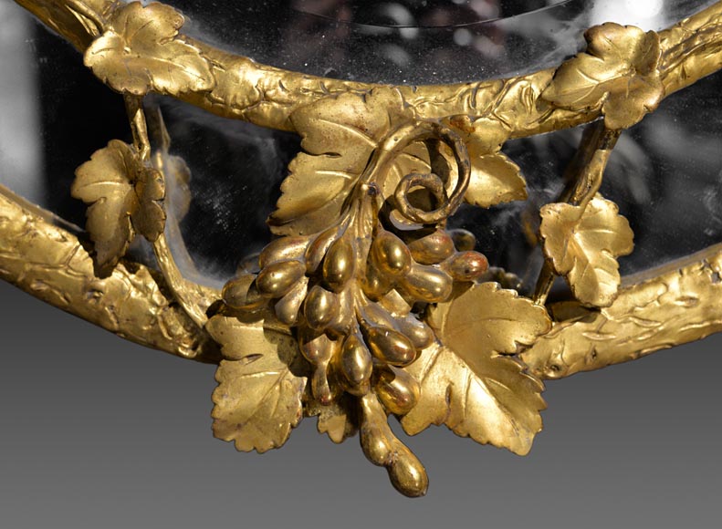 Très beau miroir ovale à parecloses à décor de grappes de raisin et feuilles de vigne Très beau miroir ovale à parecloses à décor de grappes de raisin et feuilles de vigne-2