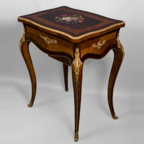 Maison TAHAN et Julien-Nicolas RIVART (1802-1867) - Belle table à ouvrage à bouquet de fleurs en marqueterie de porcelaine et ornements de bronze doré