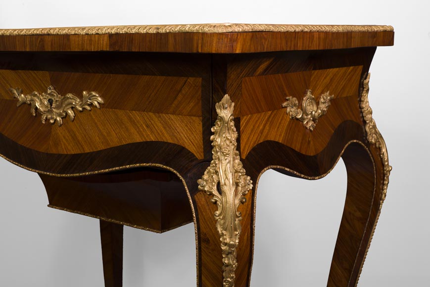 Maison TAHAN et Julien-Nicolas RIVART (1802-1867) - Belle table à ouvrage à bouquet de fleurs en marqueterie de porcelaine et ornements de bronze doré Maison TAHAN et Julien-Nicolas RIVART (1802-1867) - Belle table à ouvrage à bouquet de fleurs en marqueterie de porcelaine et ornements de bronze doré-3