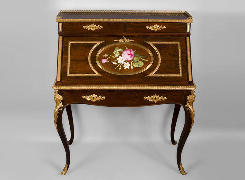 Julien-Nicolas RIVART (1802-1867) - Bureau de pente aux espagnolettes de bronze doré et à décor de marqueterie de porcelaine Julien-Nicolas RIVART (1802-1867) - Bureau de pente aux espagnolettes de bronze doré et à décor de marqueterie de porcelaine-0
