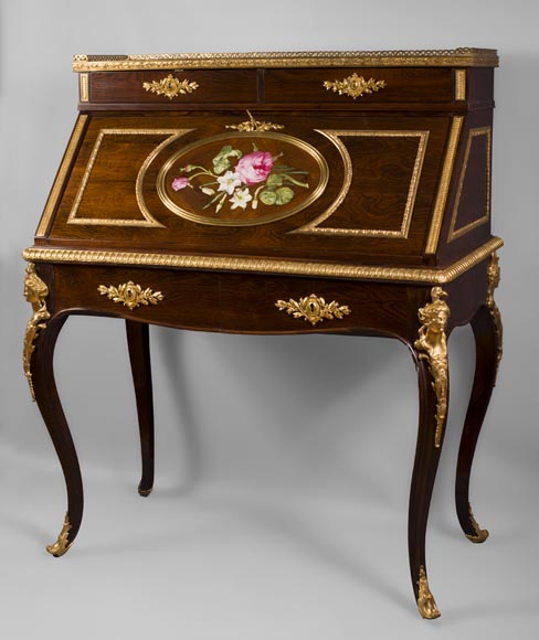 Julien-Nicolas RIVART (1802-1867) - Bureau de pente aux espagnolettes de bronze doré et à décor de marqueterie de porcelaine Julien-Nicolas RIVART (1802-1867) - Bureau de pente aux espagnolettes de bronze doré et à décor de marqueterie de porcelaine-1