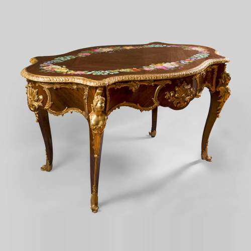 Maison TAHAN, Julien-Nicolas RIVART (1802-1867) et Pierre-Joseph GUEROU - Exceptionnel bureau plat violoné de style Louis XV à décor de marqueterie de porcelaine et espagnolettes en bronze doré