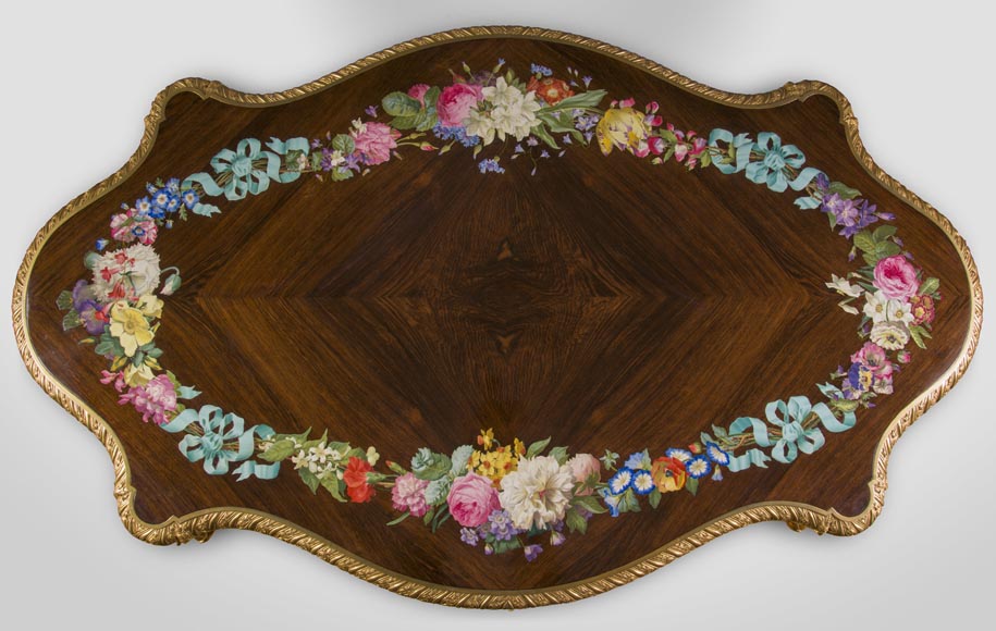 Maison TAHAN, Julien-Nicolas RIVART (1802-1867) et Pierre-Joseph GUEROU - Exceptionnel bureau plat violoné de style Louis XV à décor de marqueterie de porcelaine et espagnolettes en bronze doré Maison TAHAN, Julien-Nicolas RIVART (1802-1867) et Pierre-Joseph GUEROU - Exceptionnel bureau plat violoné de style Louis XV à décor de marqueterie de porcelaine et espagnolettes en bronze doré-1