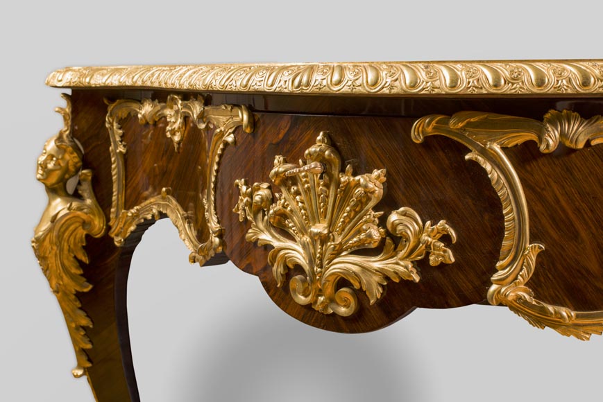 Maison TAHAN, Julien-Nicolas RIVART (1802-1867) et Pierre-Joseph GUEROU - Exceptionnel bureau plat violoné de style Louis XV à décor de marqueterie de porcelaine et espagnolettes en bronze doré Maison TAHAN, Julien-Nicolas RIVART (1802-1867) et Pierre-Joseph GUEROU - Exceptionnel bureau plat violoné de style Louis XV à décor de marqueterie de porcelaine et espagnolettes en bronze doré-4