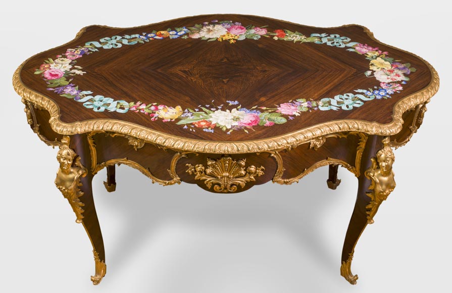 Maison TAHAN, Julien-Nicolas RIVART (1802-1867) et Pierre-Joseph GUEROU - Exceptionnel bureau plat violoné de style Louis XV à décor de marqueterie de porcelaine et espagnolettes en bronze doré Maison TAHAN, Julien-Nicolas RIVART (1802-1867) et Pierre-Joseph GUEROU - Exceptionnel bureau plat violoné de style Louis XV à décor de marqueterie de porcelaine et espagnolettes en bronze doré-5