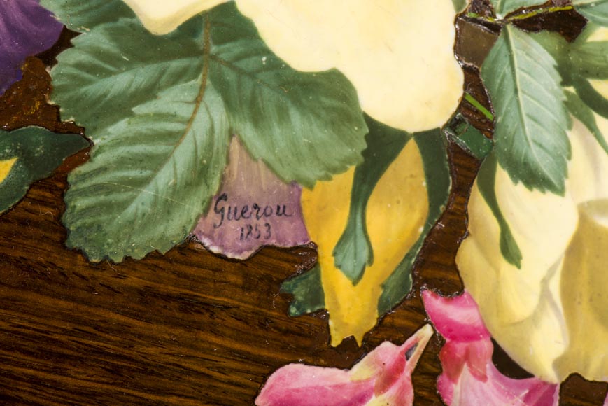 Maison TAHAN, Julien-Nicolas RIVART (1802-1867) et Pierre-Joseph GUEROU - Exceptionnel bureau plat violoné de style Louis XV à décor de marqueterie de porcelaine et espagnolettes en bronze doré Maison TAHAN, Julien-Nicolas RIVART (1802-1867) et Pierre-Joseph GUEROU - Exceptionnel bureau plat violoné de style Louis XV à décor de marqueterie de porcelaine et espagnolettes en bronze doré-6