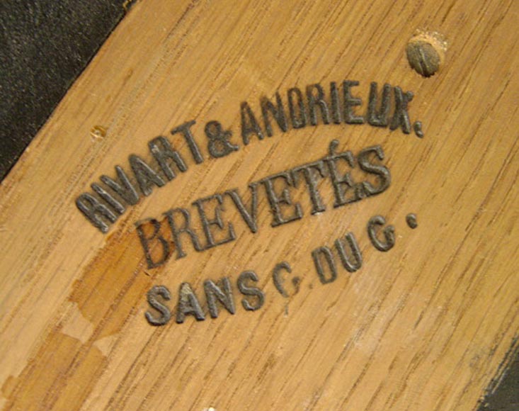 Maison TAHAN, Julien-Nicolas RIVART (1802-1867) et Pierre-Joseph GUEROU - Exceptionnel bureau plat violoné de style Louis XV à décor de marqueterie de porcelaine et espagnolettes en bronze doré Maison TAHAN, Julien-Nicolas RIVART (1802-1867) et Pierre-Joseph GUEROU - Exceptionnel bureau plat violoné de style Louis XV à décor de marqueterie de porcelaine et espagnolettes en bronze doré-8