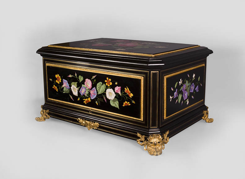 Julien-Nicolas RIVART (1802-1867) - Exceptionnel coffre à bijoux à décor de marqueterie de porcelaine provenant de la collection d’Elsa Schiaparelli Julien-Nicolas RIVART (1802-1867) - Exceptionnel coffre à bijoux à décor de marqueterie de porcelaine provenant de la collection d’Elsa Schiaparelli-0