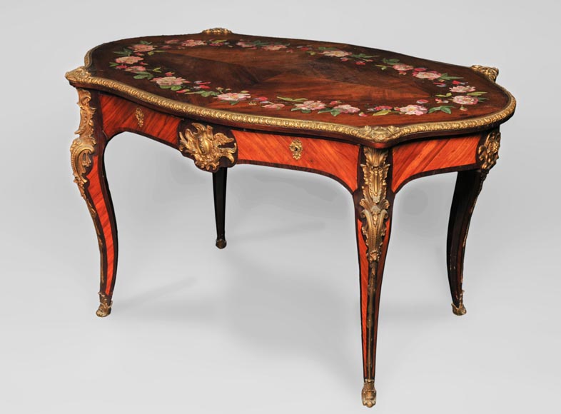 Julien-Nicolas RIVART (1802-1867) - Table en bois de rose de style Louis XV à décor de couronne de pivoines en marqueterie de porcelaine  Julien-Nicolas RIVART (1802-1867) - Table en bois de rose de style Louis XV à décor de couronne de pivoines en marqueterie de porcelaine -1