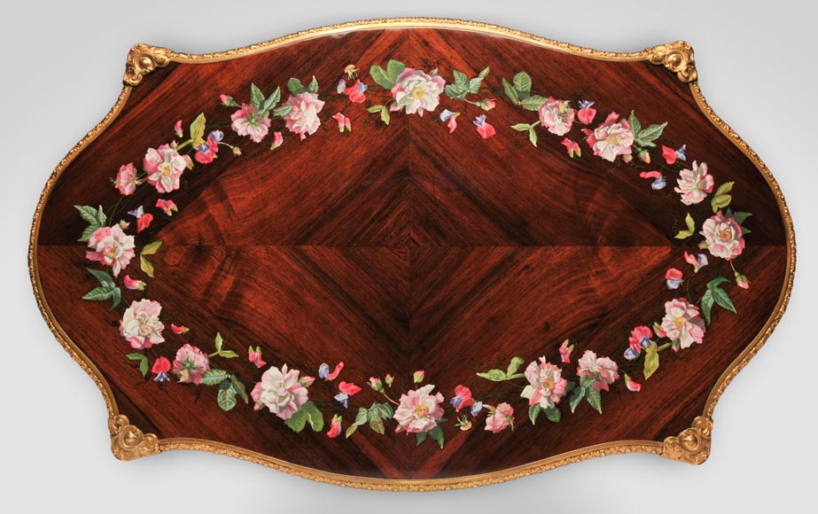 Julien-Nicolas RIVART (1802-1867) - Table en bois de rose de style Louis XV à décor de couronne de pivoines en marqueterie de porcelaine  Julien-Nicolas RIVART (1802-1867) - Table en bois de rose de style Louis XV à décor de couronne de pivoines en marqueterie de porcelaine -2