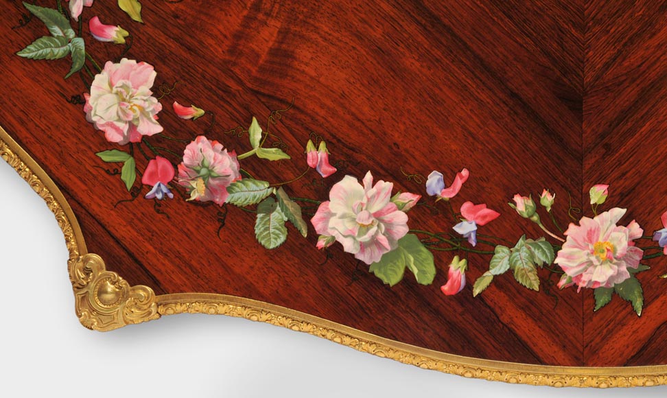 Julien-Nicolas RIVART (1802-1867) - Table en bois de rose de style Louis XV à décor de couronne de pivoines en marqueterie de porcelaine  Julien-Nicolas RIVART (1802-1867) - Table en bois de rose de style Louis XV à décor de couronne de pivoines en marqueterie de porcelaine -4