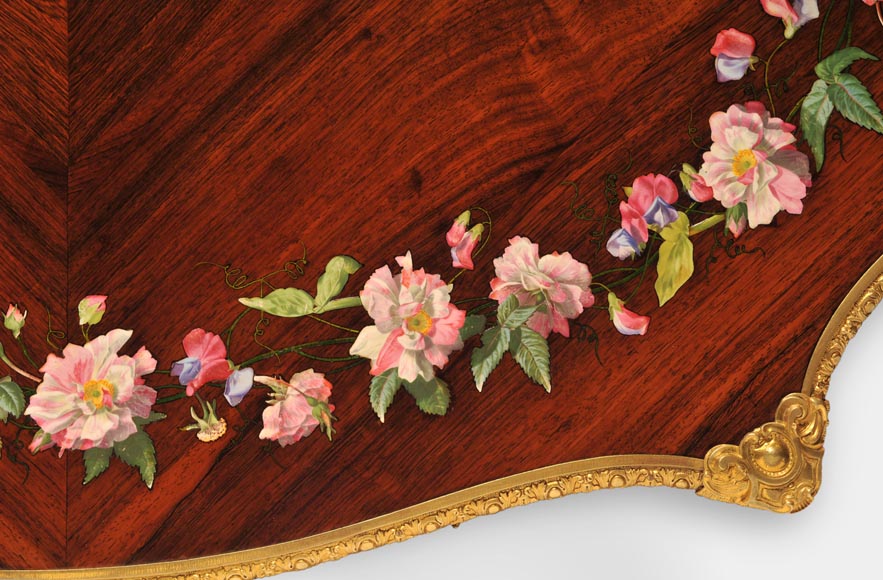 Julien-Nicolas RIVART (1802-1867) - Table en bois de rose de style Louis XV à décor de couronne de pivoines en marqueterie de porcelaine  Julien-Nicolas RIVART (1802-1867) - Table en bois de rose de style Louis XV à décor de couronne de pivoines en marqueterie de porcelaine -5