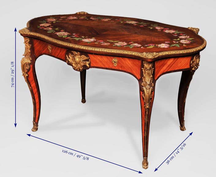 Julien-Nicolas RIVART (1802-1867) - Table en bois de rose de style Louis XV à décor de couronne de pivoines en marqueterie de porcelaine  Julien-Nicolas RIVART (1802-1867) - Table en bois de rose de style Louis XV à décor de couronne de pivoines en marqueterie de porcelaine -8