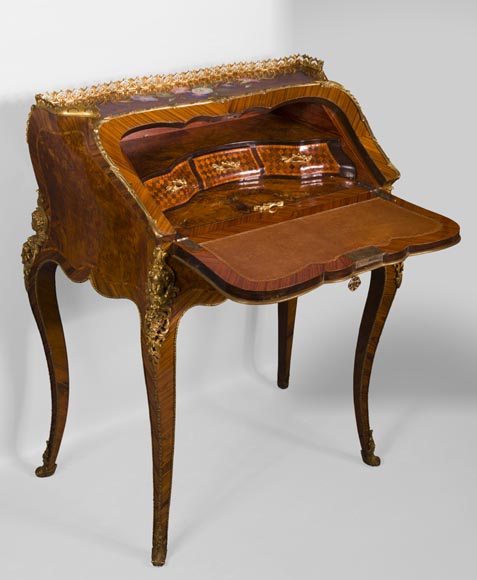 Alphonse GIROUX et cie (1838-1867) et Julien-Nicolas RIVART (1802-1867) - Très beau bureau de pente aux espagnolettes à décor de roses en incrustation de porcelaine Alphonse GIROUX et cie (1838-1867) et Julien-Nicolas RIVART (1802-1867) - Très beau bureau de pente aux espagnolettes à décor de roses en incrustation de porcelaine-4