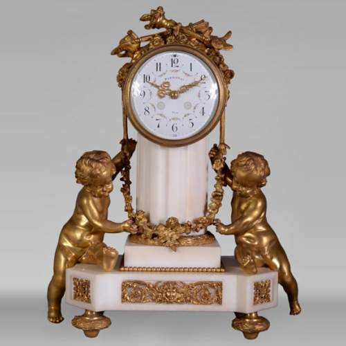 Petite pendule aux putti de Perrineau, de style Louis XVI