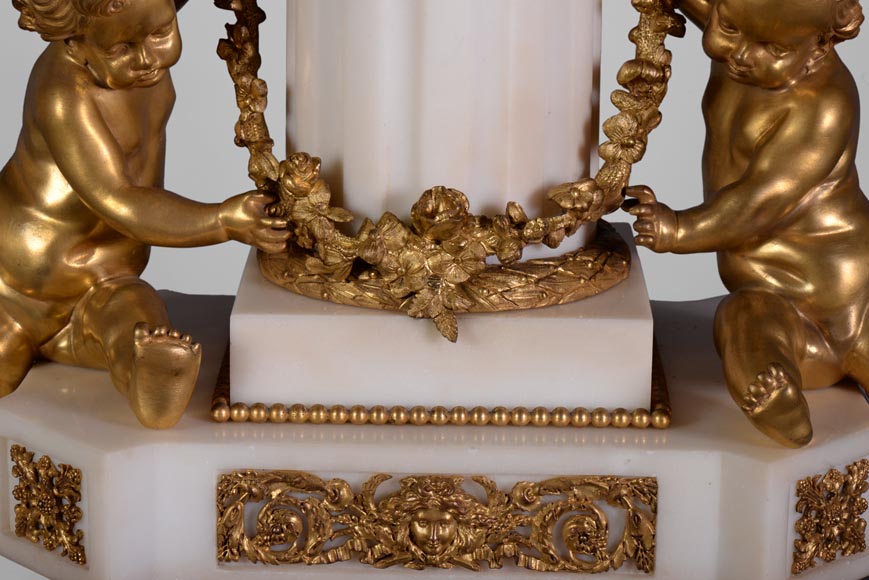 Petite pendule aux putti de Perrineau, de style Louis XVI Petite pendule aux putti de Perrineau, de style Louis XVI-6