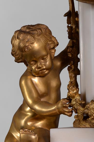 Petite pendule aux putti de Perrineau, de style Louis XVI Petite pendule aux putti de Perrineau, de style Louis XVI-9