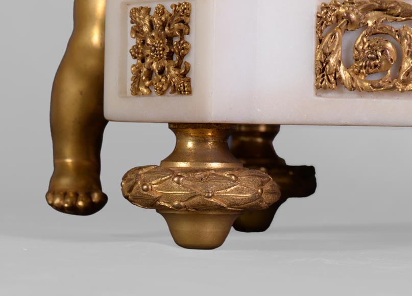 Petite pendule aux putti de Perrineau, de style Louis XVI Petite pendule aux putti de Perrineau, de style Louis XVI-10