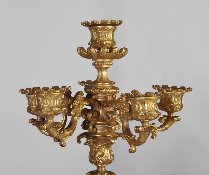 Importante garniture de cheminée Romantique en bronze doré aux Quatre Saisons Importante garniture de cheminée Romantique en bronze doré aux Quatre Saisons-9
