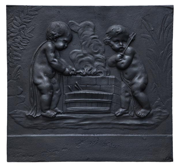 Putti forgeant les flèches de Cupidon, plaque de cheminée ancienne Putti forgeant les flèches de Cupidon, plaque de cheminée ancienne-0