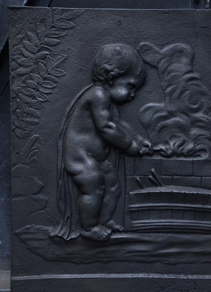 Putti forgeant les flèches de Cupidon, plaque de cheminée ancienne Putti forgeant les flèches de Cupidon, plaque de cheminée ancienne-1