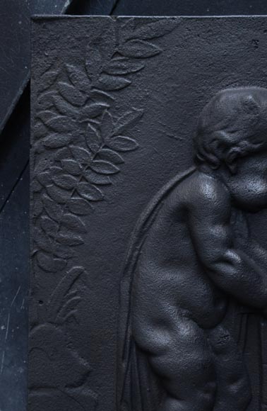 Putti forgeant les flèches de Cupidon, plaque de cheminée ancienne Putti forgeant les flèches de Cupidon, plaque de cheminée ancienne-4