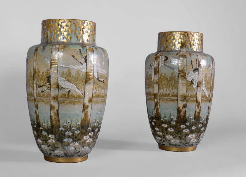 Manufacture KELLER & GUERIN à Lunéville - Paire de vases à décor de cigognes en vol dans un paysage lacustre Manufacture KELLER & GUERIN à Lunéville - Paire de vases à décor de cigognes en vol dans un paysage lacustre-1