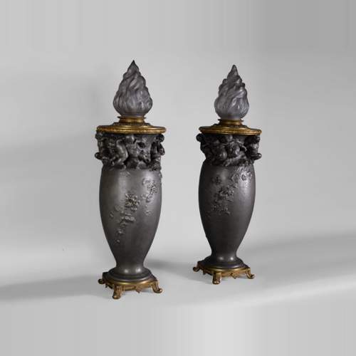 Paul ROUSSEL (1867-1928) Paire de lampes de style Napoléon III en étain, fonte d'édition E. Soleau et flamme signée Sèvres
