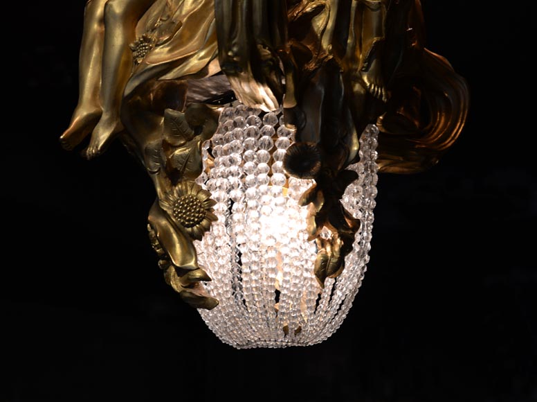 Beau lustre ancien de style Art Nouveau en bronze doré et verre moulé aux corps alanguis et aux neuf bras de lumière  Beau lustre ancien de style Art Nouveau en bronze doré et verre moulé aux corps alanguis et aux neuf bras de lumière -7