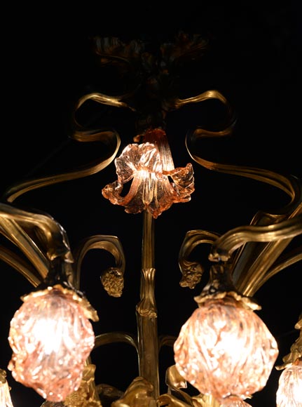 Beau lustre ancien de style Art Nouveau en bronze doré et verre moulé aux corps alanguis et aux neuf bras de lumière  Beau lustre ancien de style Art Nouveau en bronze doré et verre moulé aux corps alanguis et aux neuf bras de lumière -10