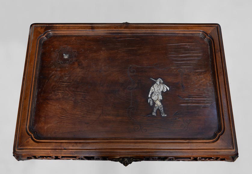 Table de style japonisant, frises de bois ajouré, plateau à décor d'un chasseur en os gravé Table de style japonisant, frises de bois ajouré, plateau à décor d'un chasseur en os gravé-3