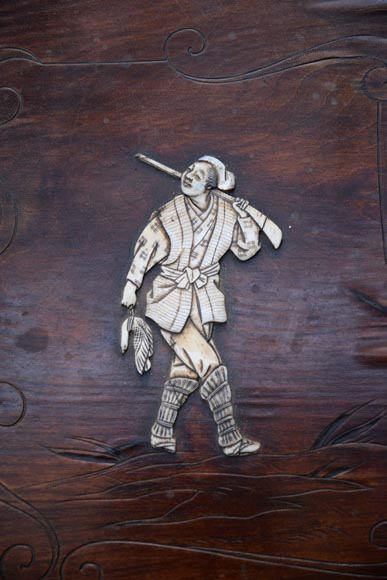 Table de style japonisant, frises de bois ajouré, plateau à décor d'un chasseur en os gravé Table de style japonisant, frises de bois ajouré, plateau à décor d'un chasseur en os gravé-4