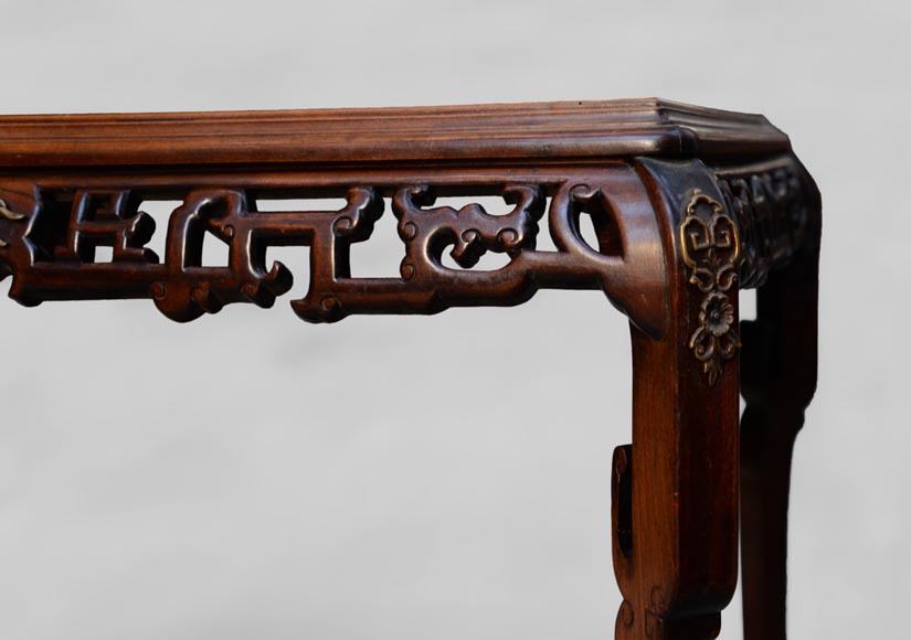 Table de style japonisant, frises de bois ajouré, plateau à décor d'un chasseur en os gravé Table de style japonisant, frises de bois ajouré, plateau à décor d'un chasseur en os gravé-5