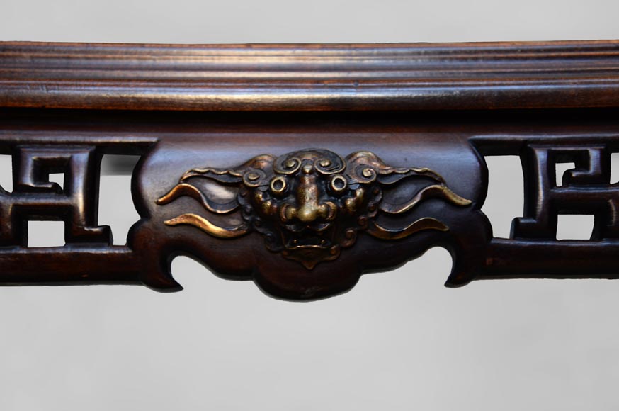Table de style japonisant, frises de bois ajouré, plateau à décor d'un chasseur en os gravé Table de style japonisant, frises de bois ajouré, plateau à décor d'un chasseur en os gravé-6