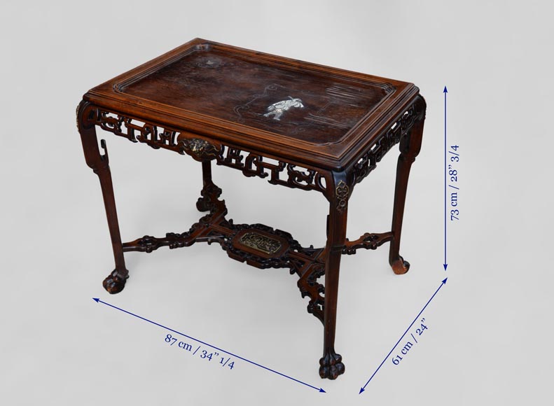 Table de style japonisant, frises de bois ajouré, plateau à décor d'un chasseur en os gravé Table de style japonisant, frises de bois ajouré, plateau à décor d'un chasseur en os gravé-8