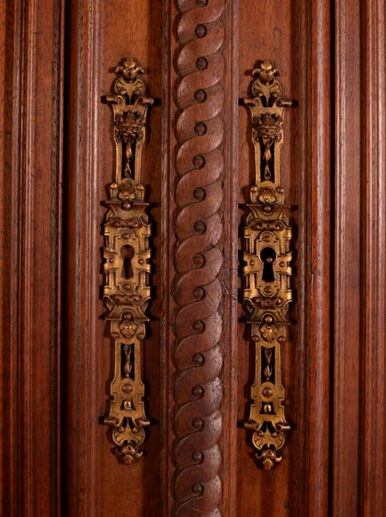 Important cabinet en noyer de style Néo-Renaissance - Émaux peints signés par Théophile Soyer (1853-1940)  Important cabinet en noyer de style Néo-Renaissance - Émaux peints signés par Théophile Soyer (1853-1940)-16