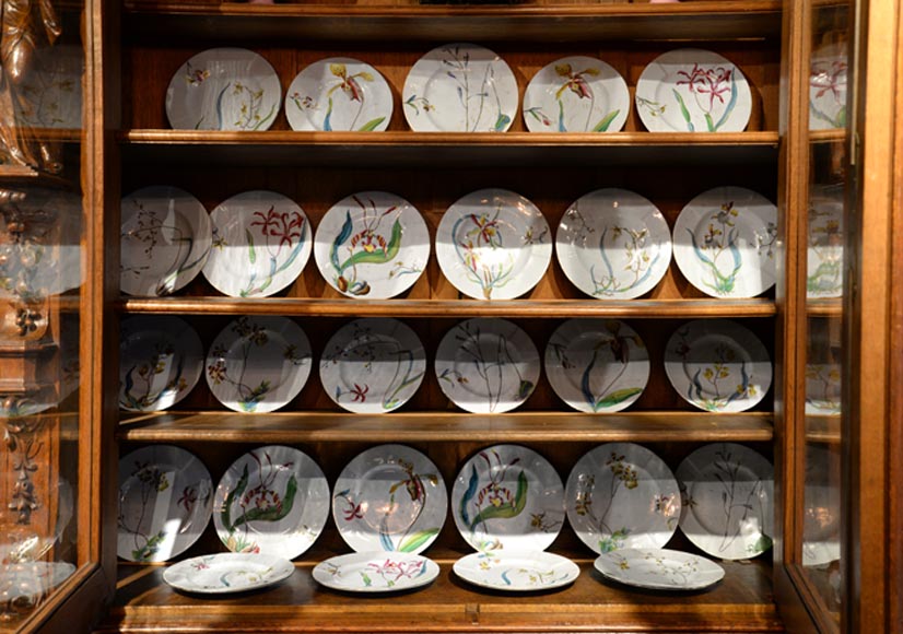 Manufacture de SAINT-CLEMENT - Ensemble d'assiettes aux orchidées Manufacture de SAINT-CLEMENT - Ensemble d'assiettes aux orchidées-0