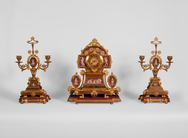 Garniture de cheminée de style Néo-Pompéien, en bronze doré et porcelaine rouge Garniture de cheminée de style Néo-Pompéien, en bronze doré et porcelaine rouge-0