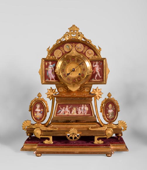 Garniture de cheminée de style Néo-Pompéien, en bronze doré et porcelaine rouge Garniture de cheminée de style Néo-Pompéien, en bronze doré et porcelaine rouge-1