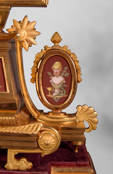 Garniture de cheminée de style Néo-Pompéien, en bronze doré et porcelaine rouge Garniture de cheminée de style Néo-Pompéien, en bronze doré et porcelaine rouge-5