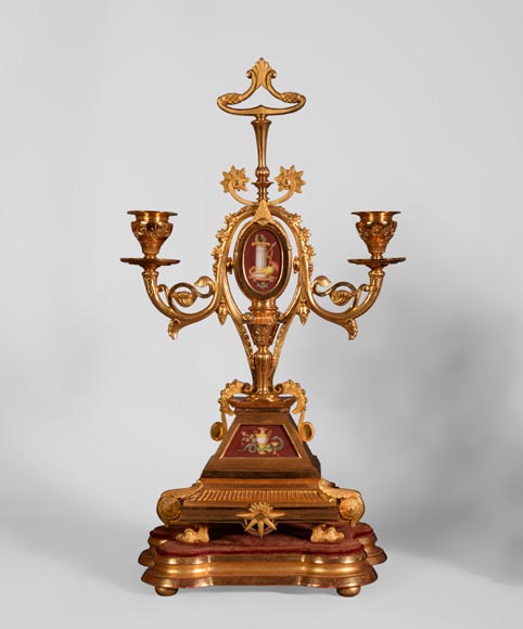 Garniture de cheminée de style Néo-Pompéien, en bronze doré et porcelaine rouge Garniture de cheminée de style Néo-Pompéien, en bronze doré et porcelaine rouge-6