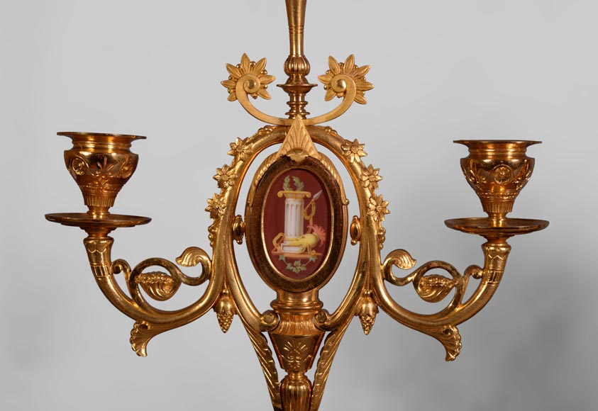 Garniture de cheminée de style Néo-Pompéien, en bronze doré et porcelaine rouge Garniture de cheminée de style Néo-Pompéien, en bronze doré et porcelaine rouge-7
