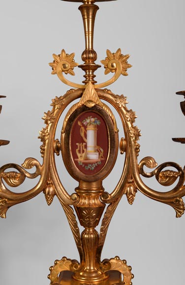 Garniture de cheminée de style Néo-Pompéien, en bronze doré et porcelaine rouge Garniture de cheminée de style Néo-Pompéien, en bronze doré et porcelaine rouge-8