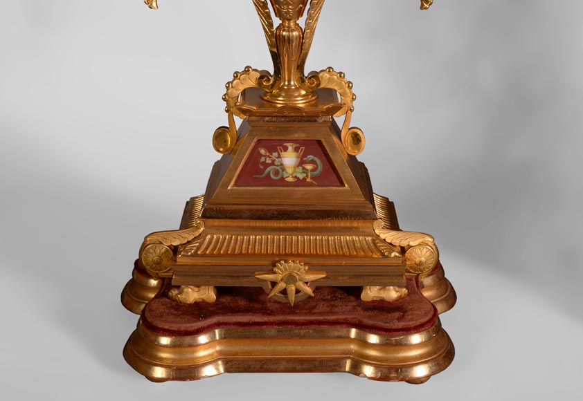 Garniture de cheminée de style Néo-Pompéien, en bronze doré et porcelaine rouge Garniture de cheminée de style Néo-Pompéien, en bronze doré et porcelaine rouge-9