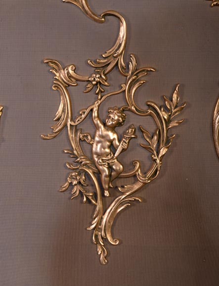 Pare-étincelles au Cupidon de style Louis XV, en bronze poli verni, années 1970 Pare-étincelles au Cupidon de style Louis XV, en bronze poli verni, années 1970-2