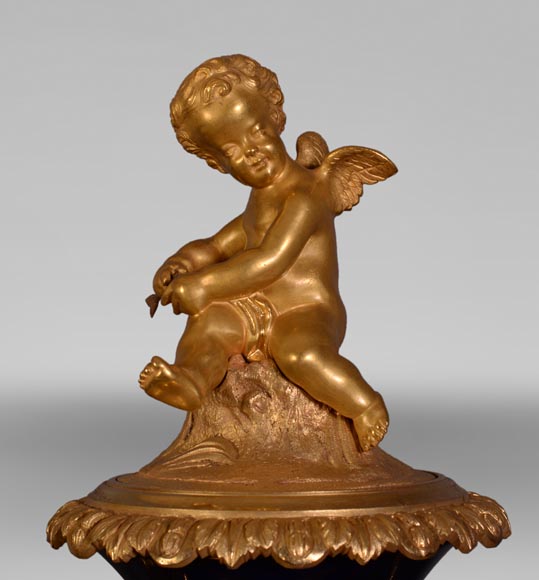 Pendule de style Napoléon III, en porcelaine bleu nuit de Sèvres et bronze doré Pendule de style Napoléon III, en porcelaine bleu nuit de Sèvres et bronze doré-2