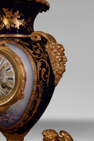Pendule de style Napoléon III, en porcelaine bleu nuit de Sèvres et bronze doré Pendule de style Napoléon III, en porcelaine bleu nuit de Sèvres et bronze doré-6