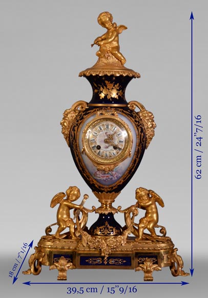 Pendule de style Napoléon III, en porcelaine bleu nuit de Sèvres et bronze doré-10