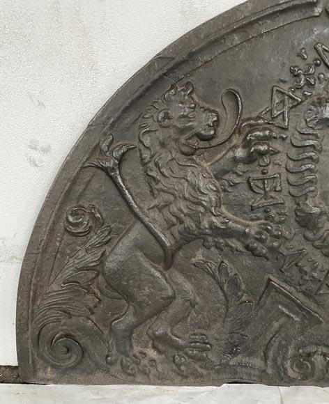 Plaque de cheminée en fonte de fer aux armes de la famille Pellet de Fretinville, XVIe siècle Plaque de cheminée en fonte de fer aux armes de la famille Pellet de Fretinville, XVIe siècle-2