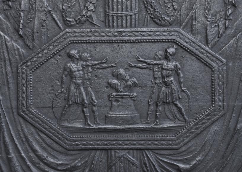 Grande plaque de cheminée ancienne en fonte inspirée du Serment des Horaces de David, première moitié du XIXème siècle Grande plaque de cheminée ancienne en fonte inspirée du Serment des Horaces de David, première moitié du XIXème siècle-1